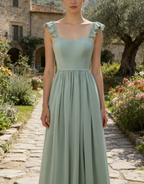 Elegantes A-Linien in Dusty Sage mit verspielten Rüschen