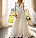 Exklusiver Jumpsuit in strahlendem Weiß – Figurbetontes Satin-Modell mit tiefem V-Ausschnitt, langen Ärmeln und moderner Silhouette