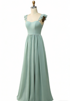 Elegantes A-Linien in Dusty Sage mit verspielten Rüschen