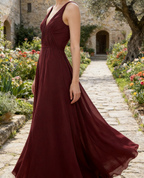 Elegantes burgunderrotes Chiffon-Maxikleid –femininem V-Ausschnitt