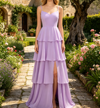 Luftiges Chiffon-Maxikleid in Flieder – Gestuftes A-Linien  Spaghetti-Trägern und Beinschlitz