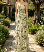 Romantisches Maxikleid in Salbeigrün – A-Linien floralem Print, Rüschen und Spaghetti-Trägern