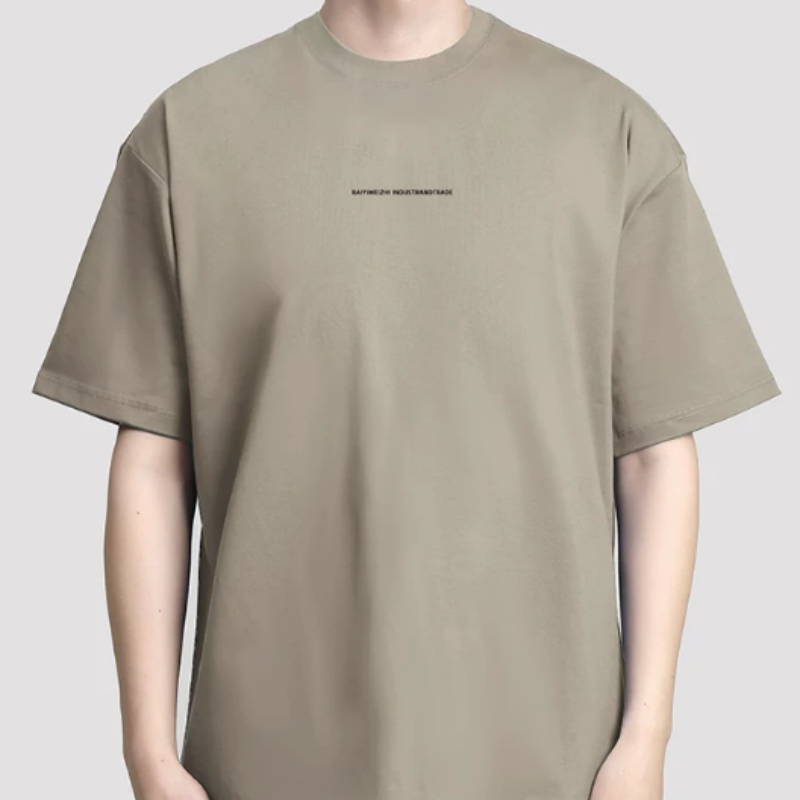 Herren T-Shirt mit kleinem Kragen, locker geschnitten, schlichtes Rundhals Design, origineller Buchstaben-Print