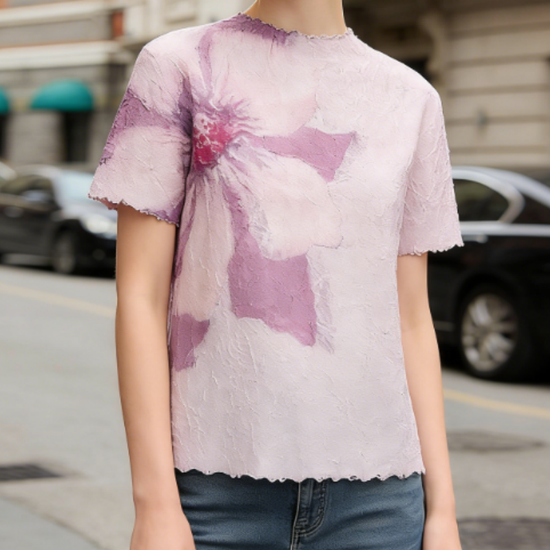 Kurzarm-Top in Crash-Optik | Einzelne Blüten-Grafik | Halber Stehkragen & Struktur-Plissee