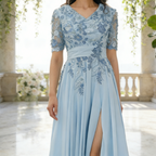 Stilvolles Chiffon-Abendkleid in Eisblau - V-Ausschnitt & florale Bestickung für den perfekten Auftritt