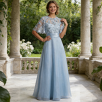 Elegantes Abendkleid in Hellblau mit Floralem Stickmuster – Bodenlange A-Linie Robe mit Cape-Ärmeln aus Tüll