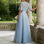 Elegantes Abendkleid in Hellblau mit Floralem Stickmuster – Bodenlange A-Linie Robe mit Cape-Ärmeln aus Tüll