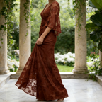Abendkleid in Rostrot: Edle Floral-Spitze & Figurschmeichelnde Silhouette