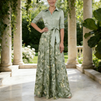 Elegante Abendmode in Salbeigrün: Cape-Design & Figurschmeichelnde Silhouette