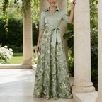 Elegante Abendmode in Salbeigrün: Cape-Design & Figurschmeichelnde Silhouette