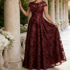 Elegantes Abendkleid mit Carmen-Ausschnitt – Salbeigrün, Jacquard & Bodenlang