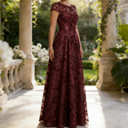 Elegantes Abendkleid mit Carmen-Ausschnitt – Salbeigrün, Jacquard & Bodenlang