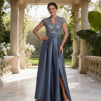 Elegantes Abendkleid mit Stehkragen – Blau-Grau, Spitze & Satin, Bodenlang