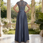 Elegantes Abendkleid mit Stehkragen – Blau-Grau, Spitze & Satin, Bodenlang