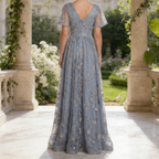 Elegantes Abendkleid mit Besticktem Tüll – Blaugrau, V-Ausschnitt & Flatterärmel