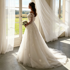 Elfenbeinweißes Abendkleid mit langen Spitzenärmeln & Illusions-Ausschnitt – Elegante A-Linie aus Tüll mit Schleppe