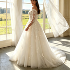 Elfenbeinweißes Abendkleid mit langen Spitzenärmeln & Illusions-Ausschnitt – Elegante A-Linie aus Tüll mit Schleppe
