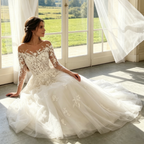 Elfenbeinweißes Abendkleid mit langen Spitzenärmeln & Illusions-Ausschnitt – Elegante A-Linie aus Tüll mit Schleppe