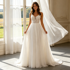 Elfenbeinweißes Maxikleid mit floraler Spitze und V-Ausschnitt – Elegante Abendrobe aus Tüll mit Schleppe