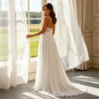 Elfenbeinweißes Maxikleid mit floraler Spitze und V-Ausschnitt – Elegante Abendrobe aus Tüll mit Schleppe