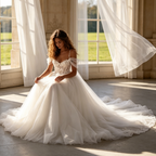 Elfenbeinweißes A-Linien Abendkleid mit floraler Spitze – Voluminöse Chiffon-Robe mit Spaghetti-Trägern & Schleppe