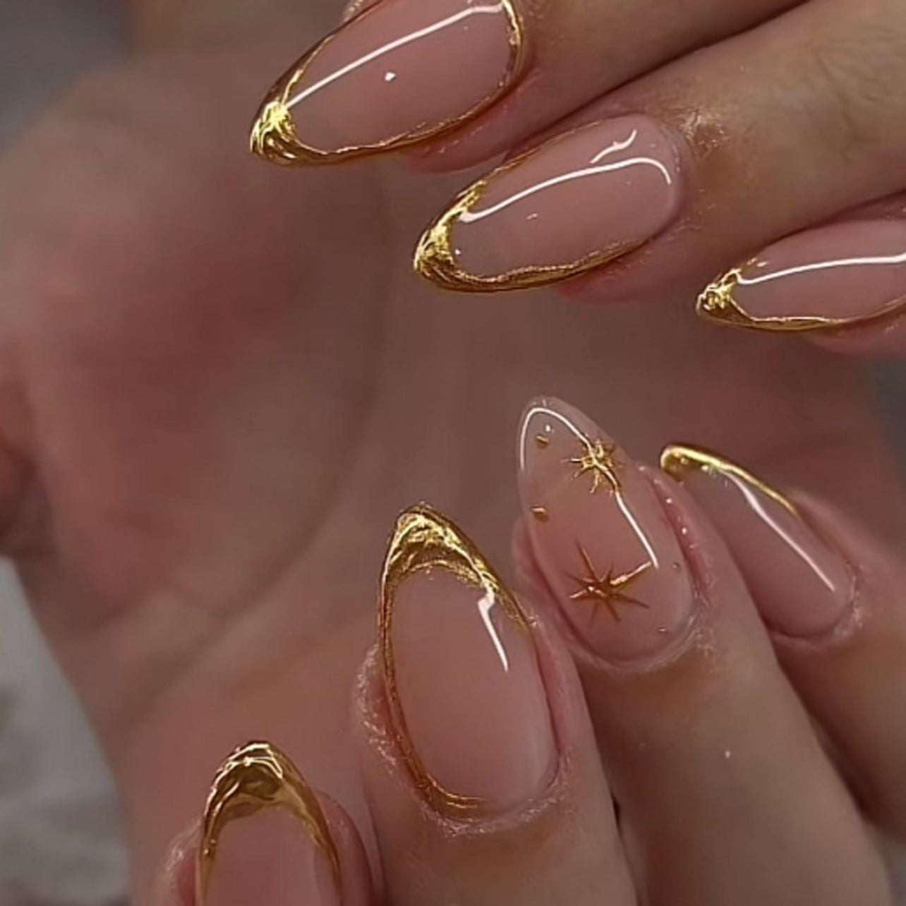 Almond Nägel Press On Nails in Rosa mit Goldenen Druckmustern