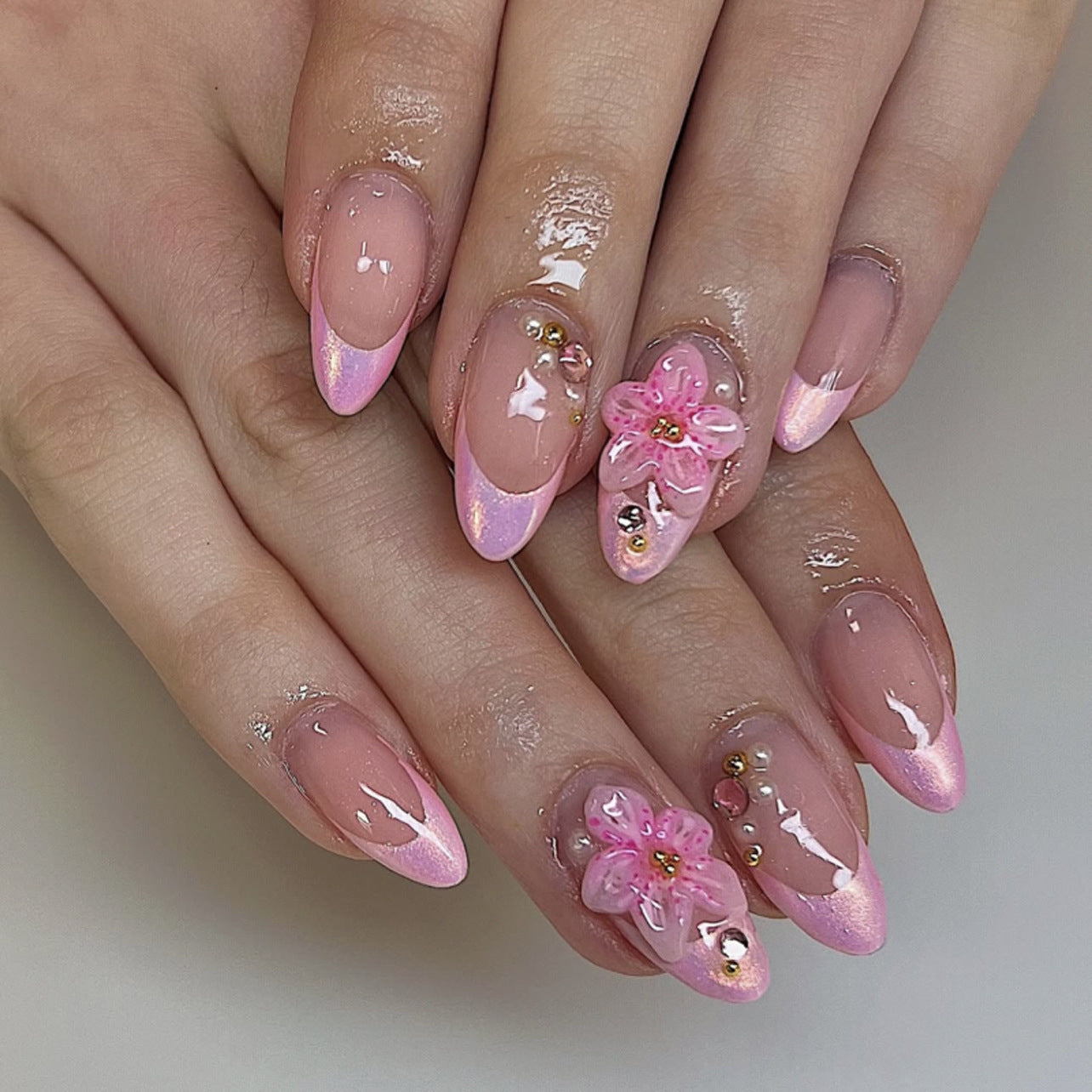 Almond Nägel Press On Nails mit 3D Rosa Blumen und French Perlmutt Finish