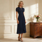 Klassisches Cocktailkleid Navyblau mit Puffärmeln und plissiertem Schlüsselloch-Ausschnitt