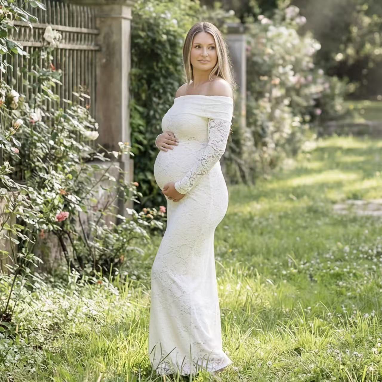 Elegantes Maxi-Kleid mit One-Shoulder-Spitzen-Detail und zarten Prägemustern – Figurbetontes Fotoshooting-Kleid für stilvolle Aufnahmen