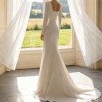 Exklusives Maxikleid in Elfenbein – Figurbetontes Modell mit modernem Karree-Ausschnitt, langen Ärmeln und Meerjungfrau-Silhouette