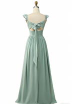 Elegantes A-Linien in Dusty Sage mit verspielten Rüschen