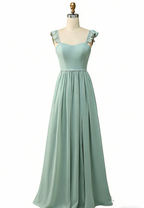 Elegantes A-Linien in Dusty Sage mit verspielten Rüschen