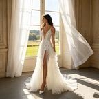Traumhaftes Maxikleid in fließendem Design – A-Linien-Modell aus Tüll mit filigranen Spaghetti-Trägern, verspielten Rüschen und modernem Beinschlitz