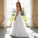 Exklusives Abendkleid in strahlendem Weiß – A-Linien-Modell mit skulpturalem Oberteil, fließendem Tüll und moderner Beinführung
