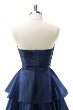 Elegantes dunkelblaues Satin-Maxikleid in A-Linie – Trägerloses gestuftes Brautjungfernkleid