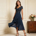 Elegantes Cocktailkleid Navyblau mit floraler Spitze und asymmetrischem Vokuhila-Saum