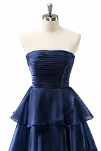 Elegantes dunkelblaues Satin-Maxikleid in A-Linie – Trägerloses gestuftes Brautjungfernkleid