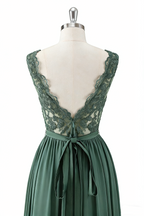 Elegantes Eukalyptus-Maxikleid in A-Linie – Spitze und Beinschlitz
