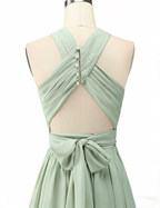 Elegantes Plissee-Maxikleid in Salbeigrün – A-Linie Chiffon- Neckholder und Schlitz