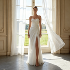 Exklusives Etuikleid in strahlendem Weiß – Elegantes, trägerloses Modell mit raffinierter Raffung und skulpturaler Silhouette