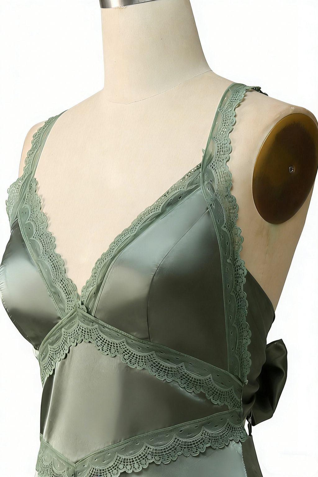 Elegantes Maxikleid in Staubgrün –Spitze, V-Ausschnitt und offenem Rücken
