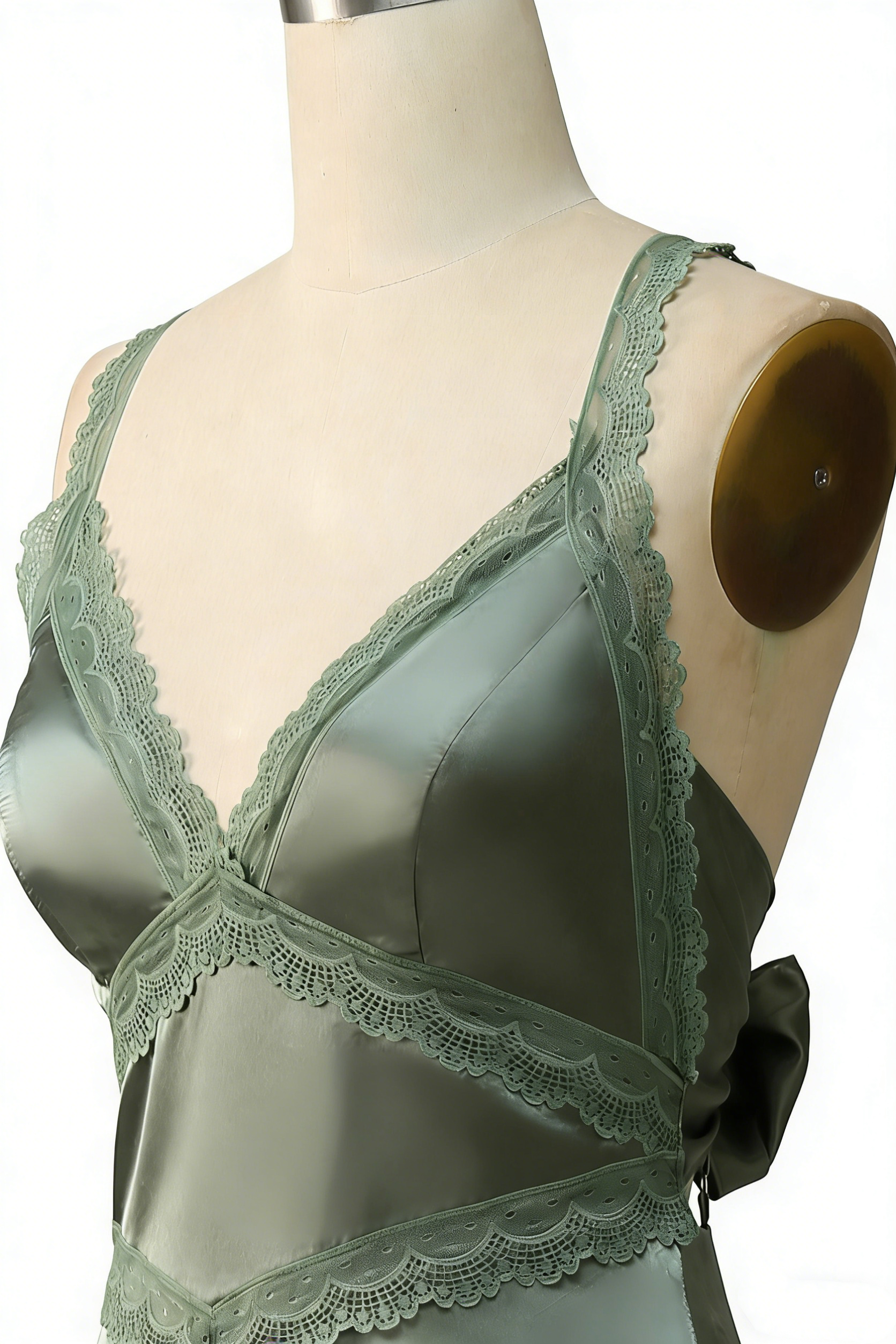 Elegantes Maxikleid in Staubgrün –Spitze, V-Ausschnitt und offenem Rücken