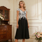 Exquisites Cocktailkleid in Schwarz-Weiß mit floraler Spitze und V-Ausschnitt