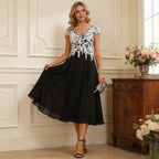 Exquisites Cocktailkleid in Schwarz-Weiß mit floraler Spitze und V-Ausschnitt