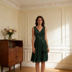 Elegantes Cocktailkleid Dunkelgrün mit V-Ausschnitt, Pailletten-Stickerei und Volants