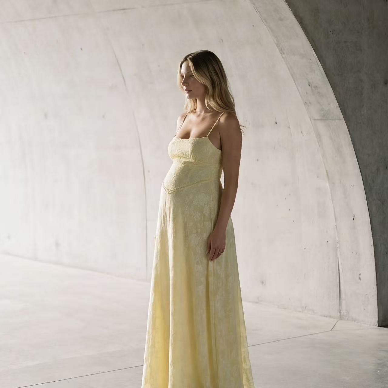 Elegantes Maxi-Kleid mit edlem Rückenausschnitt und dekorativen Bindebändern – Figurbetontes Fotoshooting-Kleid mit zartem Jacquard-Muster