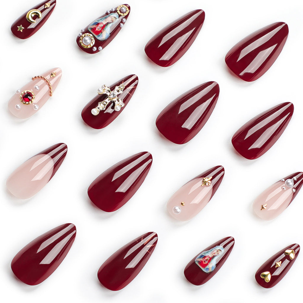 Almond Nägel in Dunkelrot mit Kreuz, Glitzersteinen und Stern- und Mond-Design