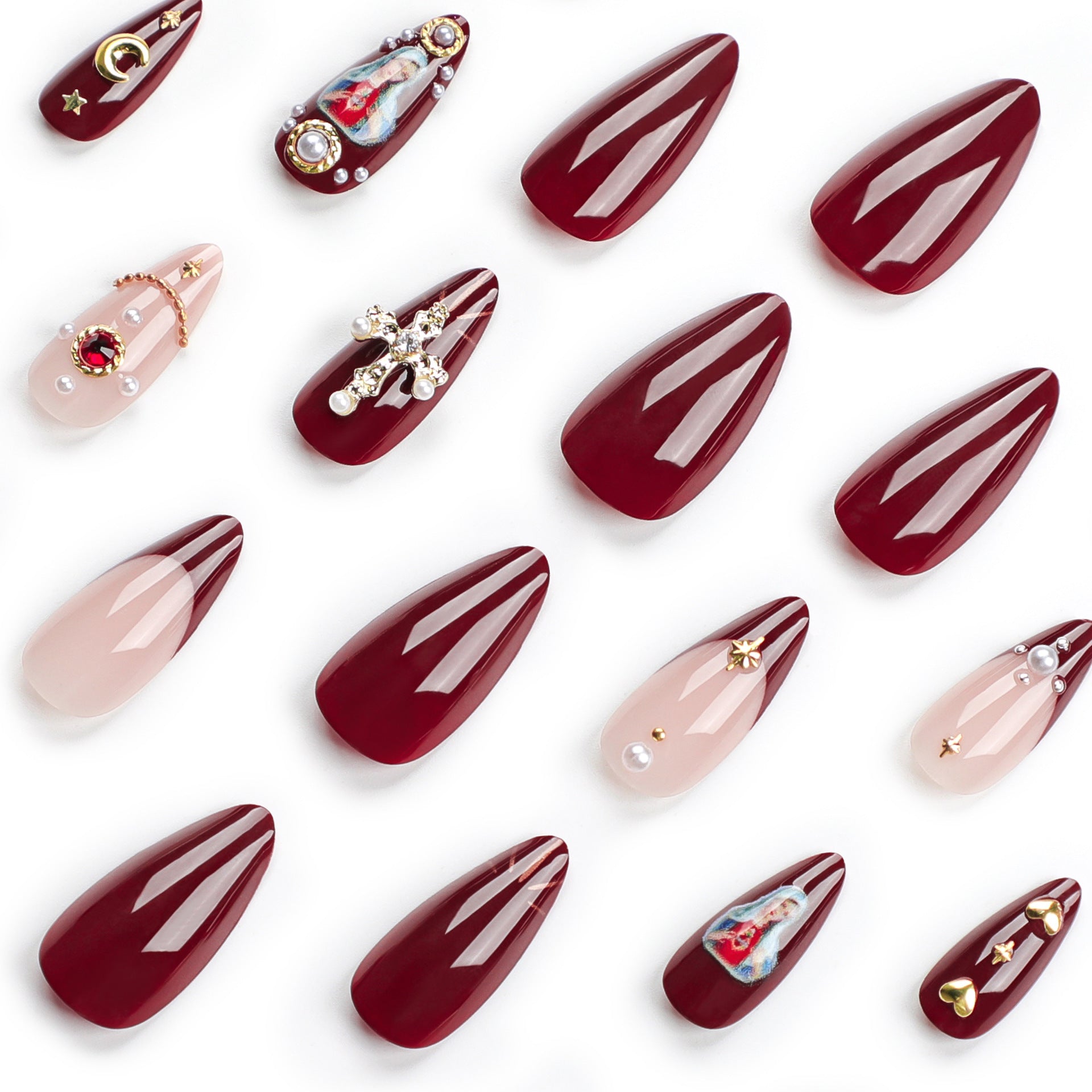 Almond Nägel in Dunkelrot mit Kreuz, Glitzersteinen und Stern- und Mond-Design