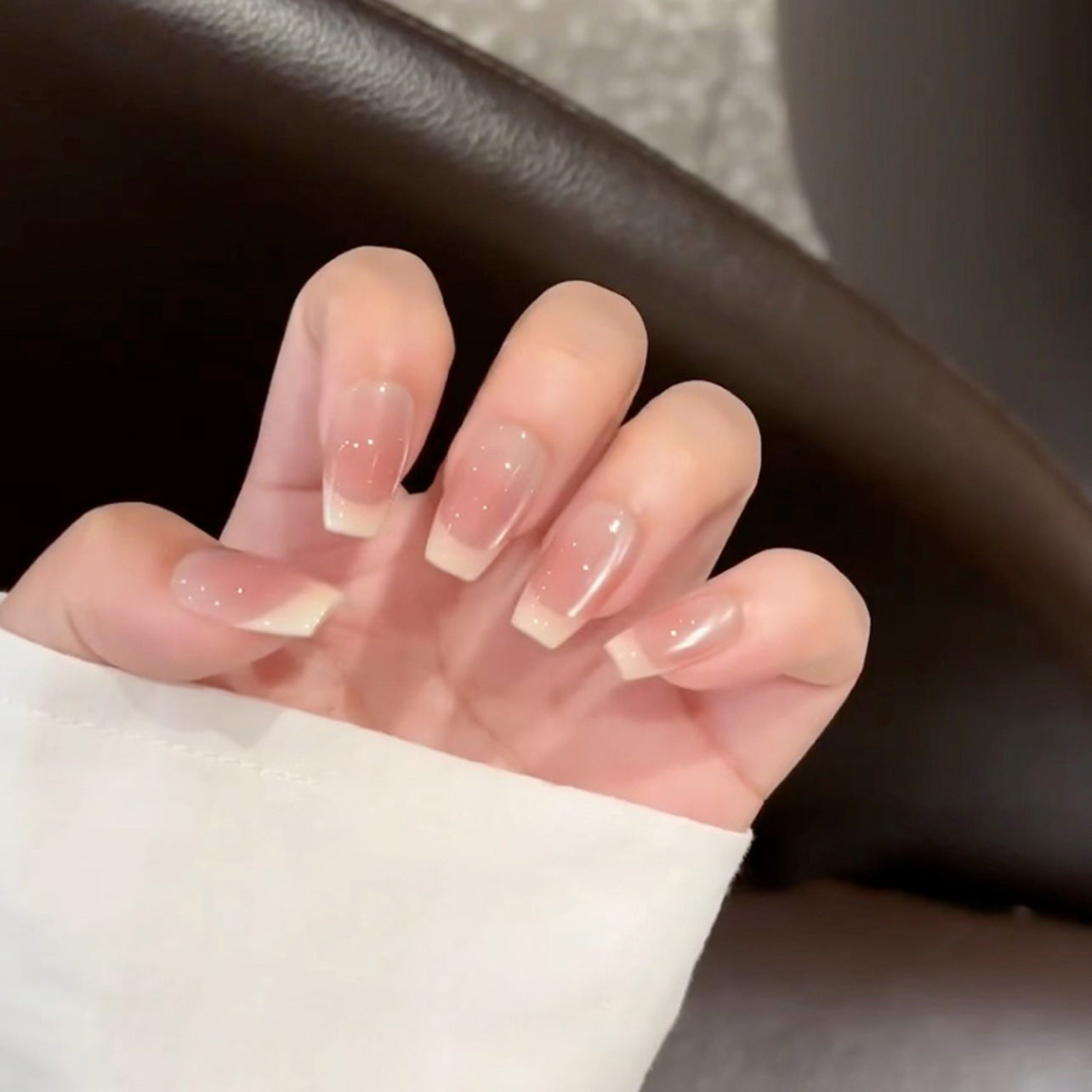 Coffin Nails mit French in Cremegelb mit Cat Eye Effekt und Blush Look