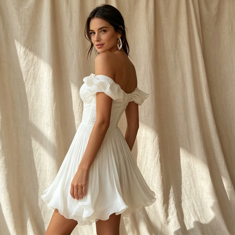 Elegantes Cocktailkleid in Weiß mit Off-Shoulder-Ausschnitt, Plissee und A-Linie-Schnitt